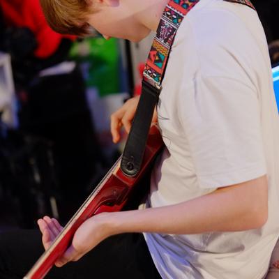 Максим теребит мою гитару