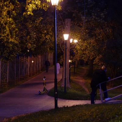 Самокат у туалета