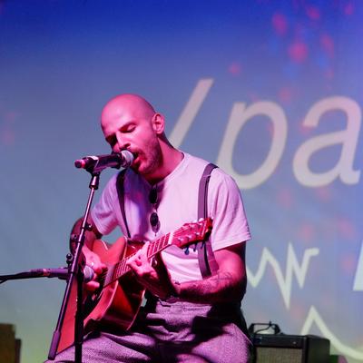 Лысый мужик поёт